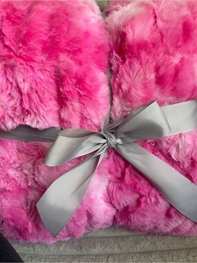 Plush Faux Fur Throw Blanket in Hot Pink with Gray Bow